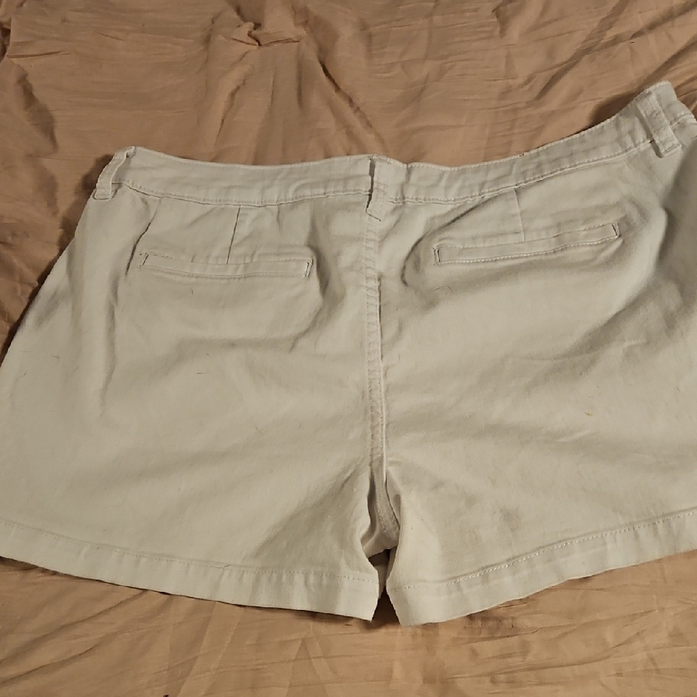 Jennifer Lopez Light Beige Shorts - Picture 3 of 5